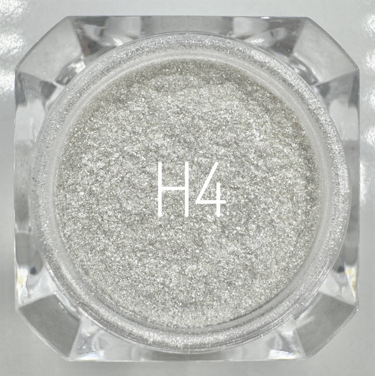 هایلایتر فرنا با جلوه درخشان طبیعی روی پوست