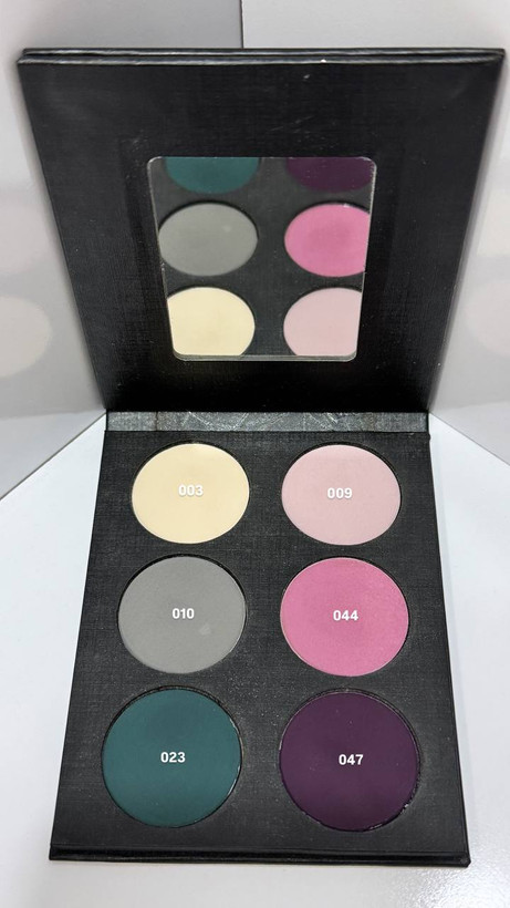 نمای نزدیک سایههای مات پالت فرنا با بافت مخملی