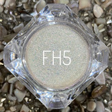 نمای نزدیک میکاپ شماره ۲ با شاین لب و چشم فرنا