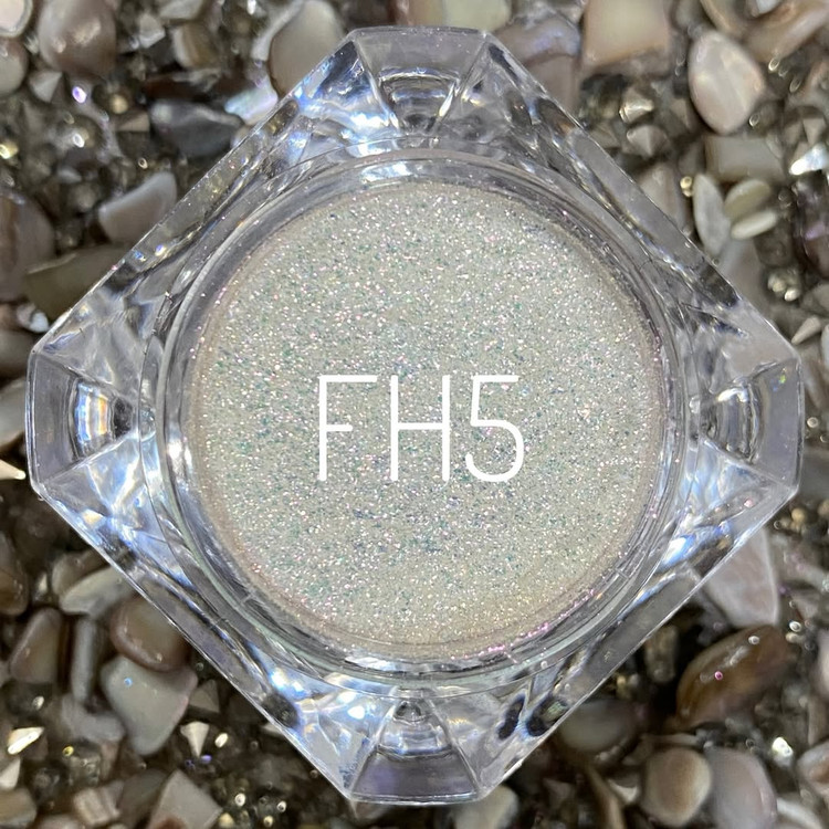 نمای نزدیک میکاپ شماره ۲ با شاین لب و چشم فرنا