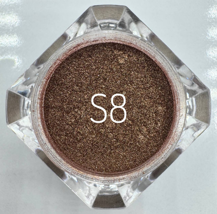 نمای نزدیک میکاپ مدل ۳ با محصولات آرایشی فرنا