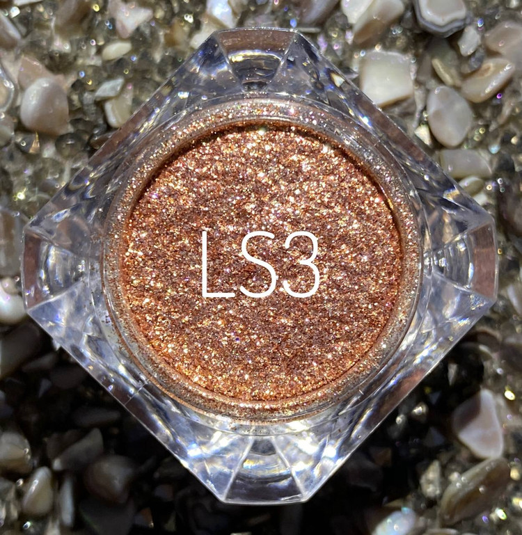 جزئیات میکاپ چشم با شاین و گلیتر فرنا مدل ۵